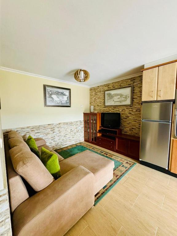 Salón con sofá y TV